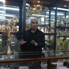 Religiosidad.César Cevallos heredó de su padre el oficio de realizar arte religioso en Sangolquí. En la actualidad elabora los cálices que se utilizarán en el Congreso Eucarístico.