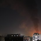 Humo se eleva desde una posición hutí tras los ataques de Estados Unidos y el Reino Unido en Saná (Yemen), el sábado 24 de febrero.
