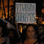 Un grupo de personas se concentra en una plaza de Asunción para protestar contra los feminicidios.