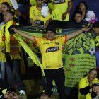 Los hinchas de Barcelona pintaron de amarillo el estadio Atahualpa.