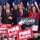 El expresidente estadounidense, Donald Trump (c), habló tras su victoria en las primarias republicanas de Carolina del Sur.