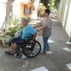 Situación. El jubilado Fernando Santistevan es uno de los cientos de pacientes en espera de una prótesis.
