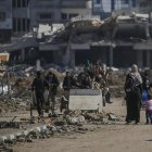 Palestinos caminan junto al campo de refugiados de Al Nusairat, en el sur de la Franja de Gaza.