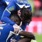 Ben Chilwell consuela a Moisés Caicedo tras caer ante Liverpool en la final de la Copa de la Liga.