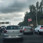 En la vía se registró un atasco de tránsito debido al cierre temporal de la avenida