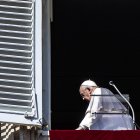 El Papa Francisco dirige la oración del Ángelus desde la ventana de su despacho en la plaza de San Pedro