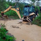 Lluvias. La maquinaria limpia los derrumbes para habilitar el paso a las comunidades.