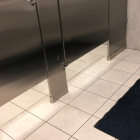 Un video se dos hombres teniendo relaciones en un baño público circula en redes.