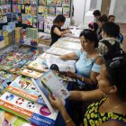 Personas asisten a la Feria del libro en La Habana