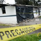 Tras el atentado que sufrió la UPC, los vecinos colocaron plásticos que cubren parte de la destrucción.