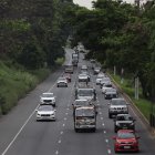 Irrespeto. En el carril central de vía a la costa es común ver al transporte pesado rodando, aun cuando hay letreros que lo prohíben y han sido colocados a lo largo de la arteria.