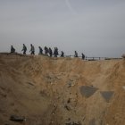 Palestinos cruzando desde el norte de la Franja de Gaza hacia el sur por la carretera Al Rashid, 26 de febrero de 2024.