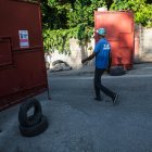 Un hombre cruza una barrera a la entrada de un barrio, este domingo en Puerto Príncipe (Haití).