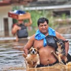 Personas abandonan sus viviendas después que el río Acre aumentara su caudal, este 26 de febrero de 2024 en Cobija en el departamento de Pando (Bolivia).
