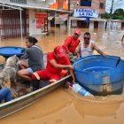 Personas se transportan en lanchas después de que el río Acre aumentara su caudal, en Cobija en el departamento de Pando (Bolivia).