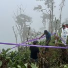 Un grupo de investigadores que trabaja en la recuperación de restos mortales de un desaparecido en zona rural de Frontino, departamento de Antioquia (Colombia).
