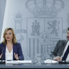 El ministro de Cultura, Ernest Urtasun (d) y la ministra de Educación, Formación Profesional y Deportes y portavoz del Gobierno, Pilar Alegría, durante la rueda de prensa posterior a la reunión del Consejo de Ministros, este martes en el Palacio de La Moncloa