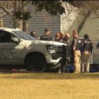 Athens (Georgia). La policía recorre una zona en busca del autor del asesinato de joven universitaria, el jueves 22 de febrero de 2024.