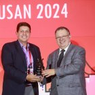 Paul Calle, presidente de la Federación Ecuatoriana de Tenis (i), recibiendo el galardón del máximo representante de la ITTF en Busan, Corea.
