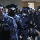 Moscú. Policías escoltan al activista Oleg Orlov, cofundador de Memorial.