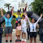 Estefanía Rivera (c) lideró tanto en la contrarreloj como en la ruta.