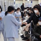 Seúl. Las enfermeras atienden a los pacientes en un hospital local.