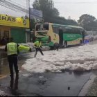 La granizada que se registró en Conocoto hizo que el hielo se acumule en las vías.