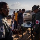 Mineros llegan al puerto de La Paragua, en La Paragua, estado Bolívar (Venezuela).