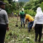 Un grupo de investigadores y habitantes del sector que trabajan en la recuperación de restos mortales de cinco desaparecidos, en una zona rural de Tadó departamento de Chocó (Colombia).