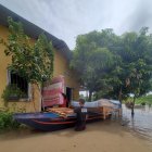Familia afectada por lluvia en Palestina, Guayas.