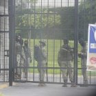 Militares y policías realizan un operativo al interior de una urbanización ubicada en la Vía a la Costa (Portal al Sol).