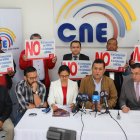 El director de Unidad Popular, Geovanni Atarihuana, durante la presentación de la solicitud.