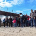 Algunos agentes de la Patrulla Fronteriza estadounidense con un grupo de migrantes