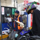 Estación.- Un ciudadano compra combustible en una gasolinera de Guayaquil.