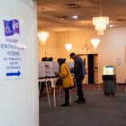 Los votantes se encuentran en las cabinas en Greater Emmanuel Institutional durante las elecciones primarias presidenciales de 2024
