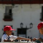 La Habana. Dos niños jugando en un área recreativa de La Habana Vieja.