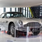 El Aston Martin DB5 utilizado en la película 007 "Goldfinger", durante la exhibición "Bond in Motion" en el Museo del Espía, en Washington