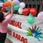 Una mujer coloca un cartel durante una actividad médica