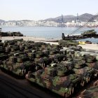 Equipamiento de una brigada de combate estadounidense, durante ejercicios militares conjuntos con Corea del Sur, en la ciudad portuaria surcoreana de Busan.