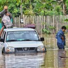 Personas abandonan sus viviendas después que el río Acre aumentara su caudal, en Cobija en el departamento de Pando (Bolivia).
