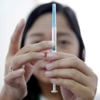 Una enfermera prepara una vacuna contra el sarampión en Manila (Filipinas)