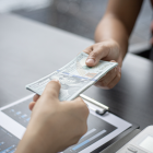 Dinero.- Una foto referencial del pago de un salario a un trabajador.