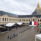 La Guardia Republicana aparece portando retratos de las víctimas durante una ceremonia para rendir homenaje a las víctimas del ataque de Hamás contra Israel el 7 de octubre de 2023.