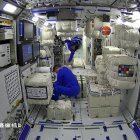 Harbin. Varios técnicos aparecen trabajando en el complejo que consta de cuatro edificios experimentales.