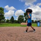 22-02-Gente protegiendose del sol e hidratandose