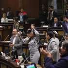 Festejo. Al grito de “¡Uno menos!” la bancada correísta celebra el resultado del juicio político, primer paso hacia la recuperación del aparato de justicia.