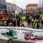 Activistas asisten a la huelga climática nacional Fridays for Future, en Berlín, Alemania, el 1 de marzo de 2024.