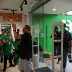 Tienda.- El primer cliente que ingresó a la tienda Dollar $tore, en Urdesa, tras la inaguración que se realizó este viernes 1 de marzo de 2024.