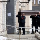 El féretro con los restos mortales del líder opositor ruso Alexéi Navalni es portado a hombros hasta una iglesia moscovita".