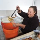 Doris Moya sigue el emprendimiento que hace cerca de cuarto de siglo lo acogió su padre y eso le permite continuar con la tradición de ofrecer el champús.